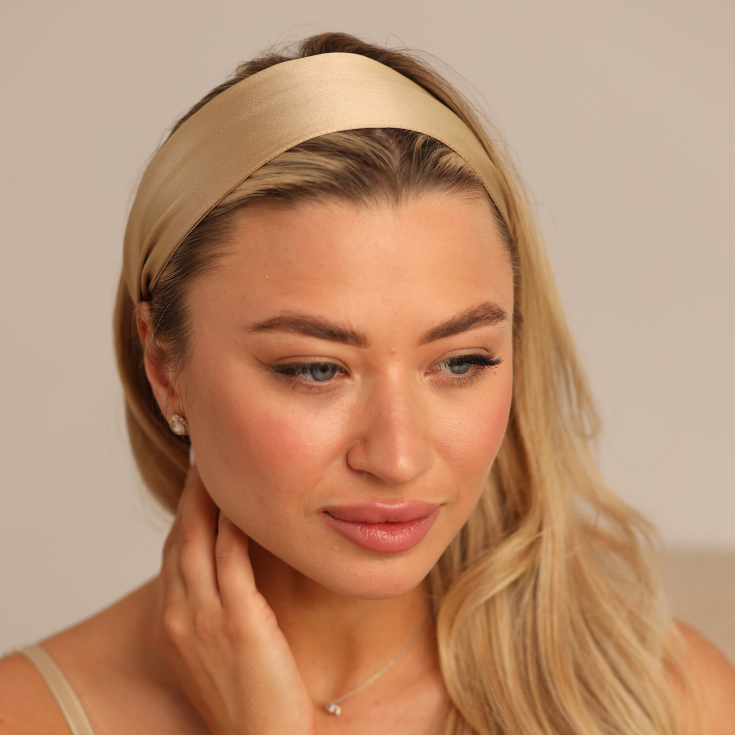 Hedvábná čelenka do vlasů Qrown®